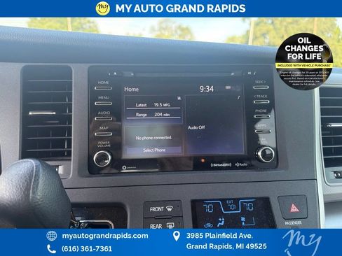 Used 2020 Toyota Sienna LE w/ Carpet Mat Package FWD image 8