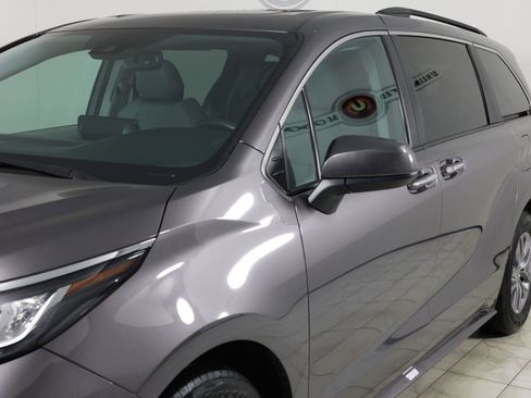Used 2021 Toyota Sienna XLE image 47