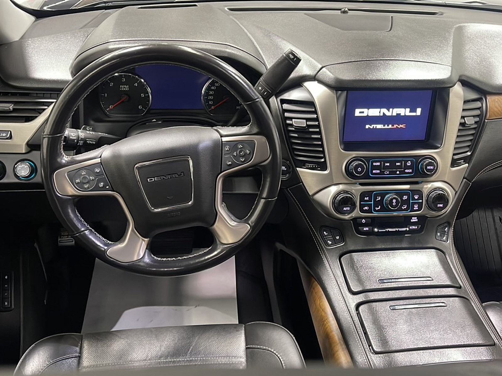 Used 2020 GMC Yukon Denali w/ Denali Premium Package AWD/4WD image 3