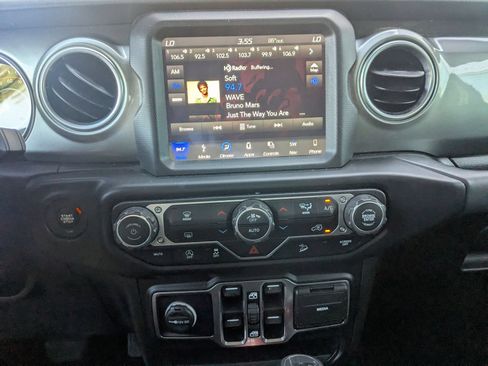 Used 2019 Jeep Wrangler Unlimited Sahara w/ Uconnect 4C Nav & Sound Group AWD/4WD image 18