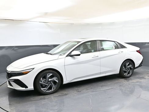 Certified 2025 Hyundai Elantra SEL image 2