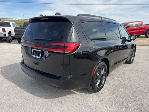 New 2026 Chrysler Pacifica Select w/ S Appearance Package image 6