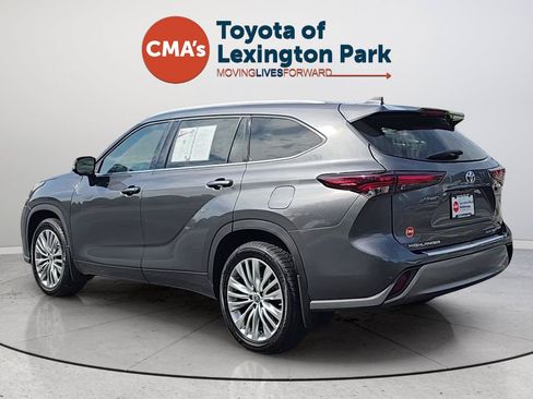 Used 2024 Toyota Highlander Platinum AWD/4WD image 3