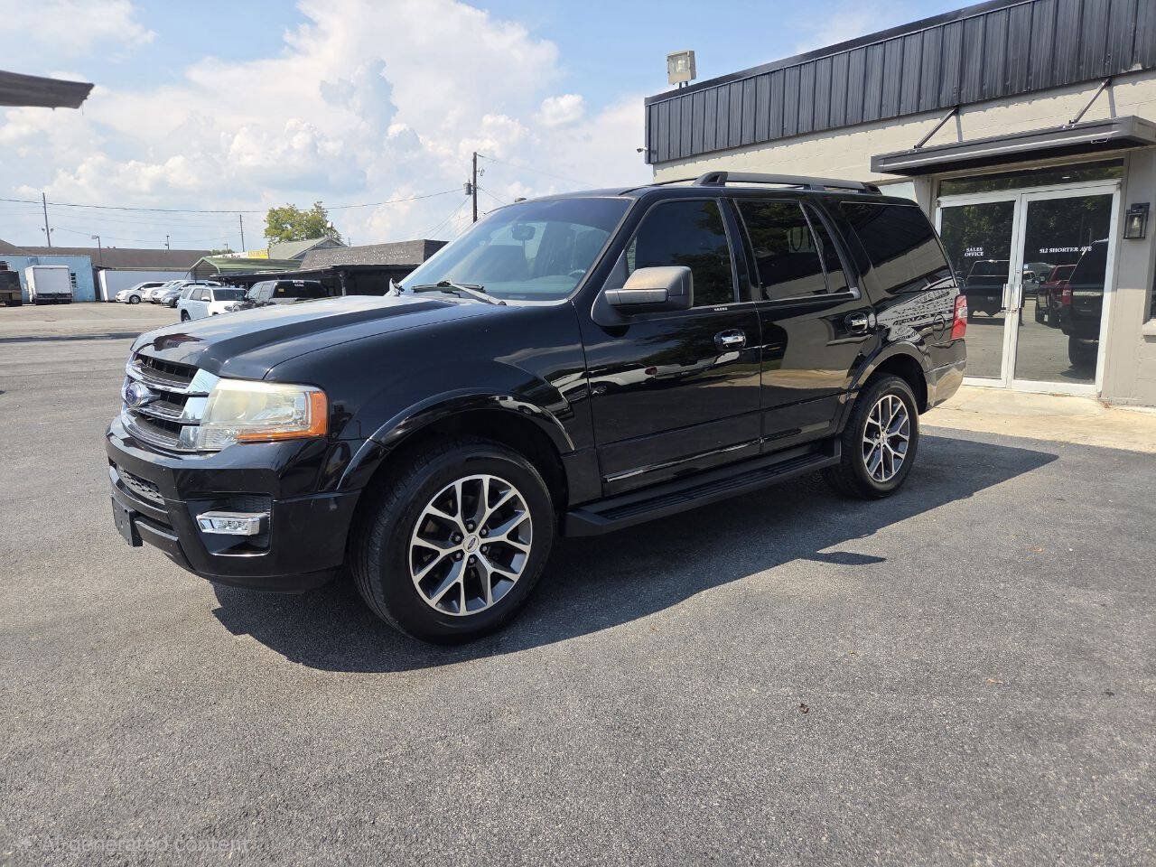 Used 2017 Ford Expedition XLT w/ Equipment Group 202A RWD image 2