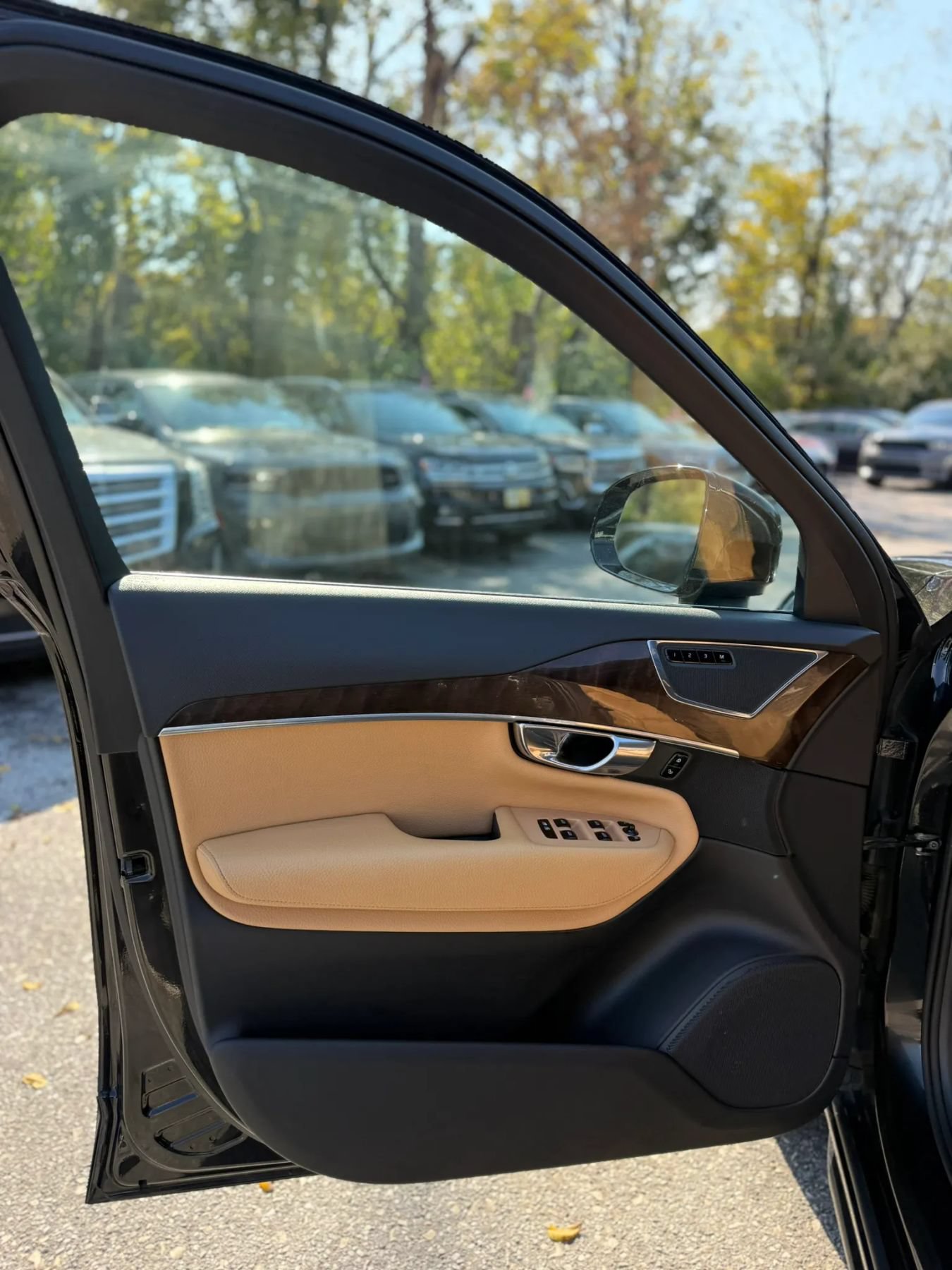 Used 2016 Volvo XC90 T6 Momentum w/ Momentum Plus Package AWD/4WD image 11