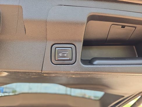 Used 2022 GMC Acadia SLE w/ Driver Convenience Package FWD image 14