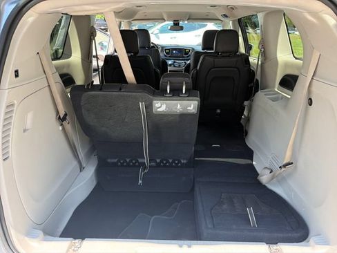 Used 2019 Chrysler Pacifica Touring-L FWD image 22