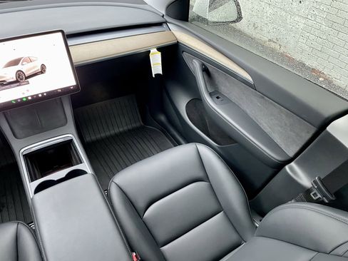 Used 2022 Tesla Model Y Long Range image 18