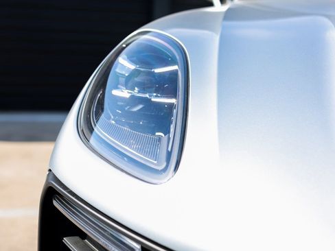 Certified 2026 Porsche Macan image 13