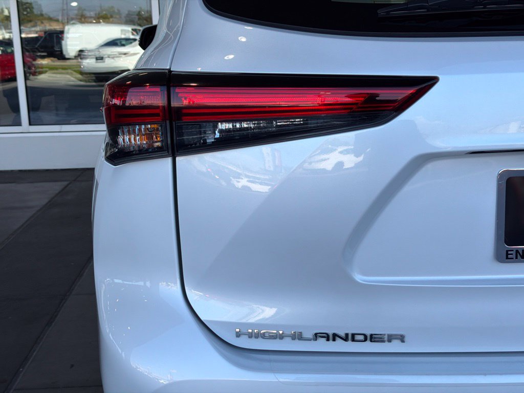Used 2023 Toyota Highlander L FWD image 11