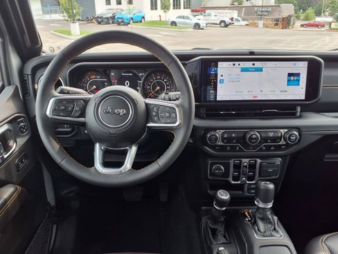 Used 2024 Jeep Wrangler Unlimited Sahara w/ Technology Group AWD/4WD image 5