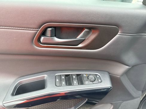Used 2025 Nissan Pathfinder SV FWD image 15