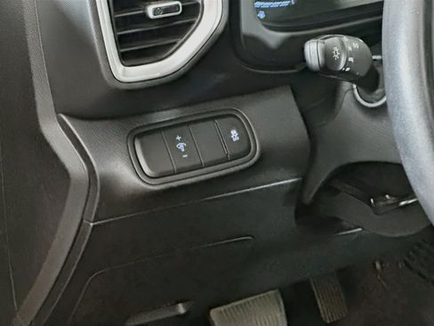 Used 2025 Hyundai Venue SEL FWD image 17