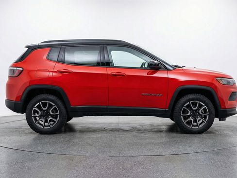 Used 2025 Jeep Compass Trailhawk image 11