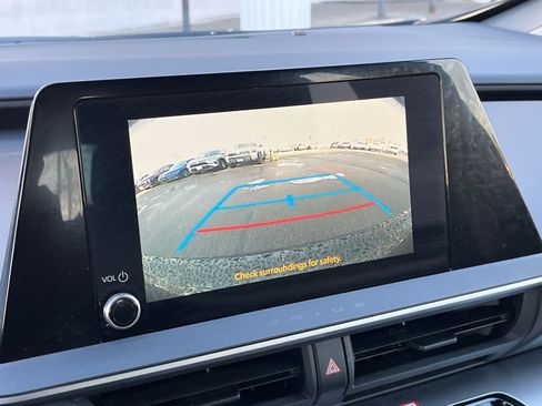 Used 2025 Toyota Prius LE image 18