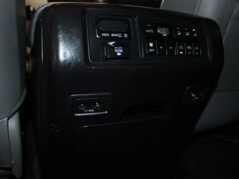 Used 2014 Toyota Sequoia Platinum RWD image 30
