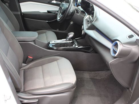 Used 2024 Chevrolet Trax LT w/ Driver Confidence Package FWD image 24