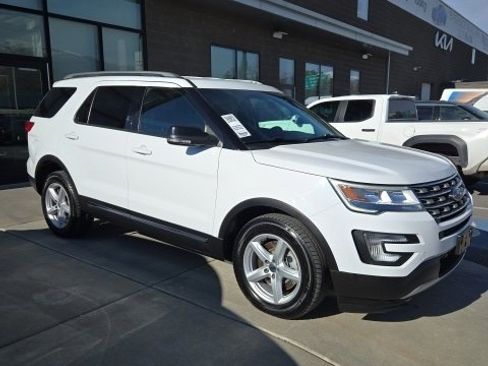 Used 2017 Ford Explorer XLT image 1
