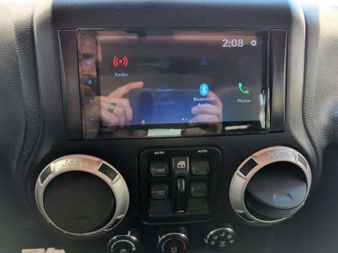 Used 2015 Jeep Wrangler Unlimited Sahara image 12