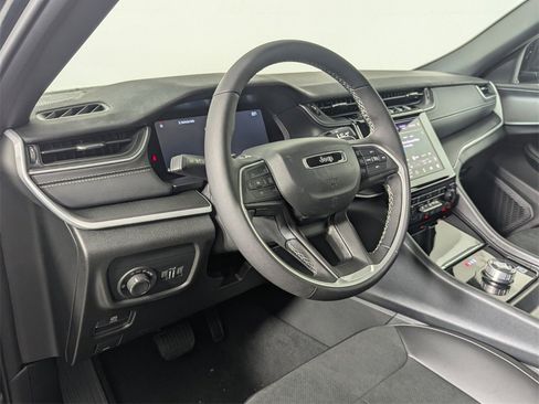 New 2025 Jeep Grand Cherokee Altitude image 10