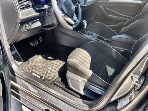 Used 2024 Volkswagen Jetta Sport image 3