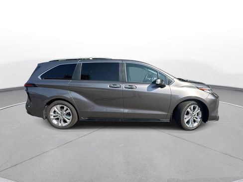 Used 2023 Toyota Sienna Platinum FWD image 5