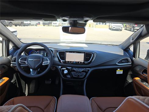 New 2026 Chrysler Pacifica Pinnacle image 18
