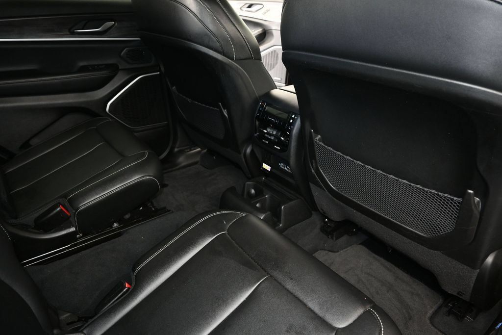 Used 2023 Jeep Grand Cherokee L Limited RWD image 12