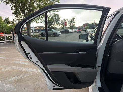 Used 2018 Toyota Camry SE FWD image 12