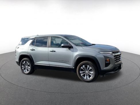 Used 2025 Chevrolet Equinox LT image 2