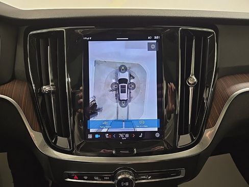 Used 2025 Volvo V60 B5 Cross Country Plus image 17