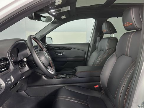 Used 2025 Honda Pilot TrailSport image 10