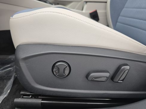 Certified 2025 Volkswagen Jetta SE w/ Sunroof Package FWD image 28