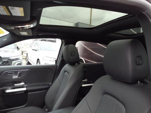 Used 2025 Mercedes-Benz GLA 250 4MATIC image 11