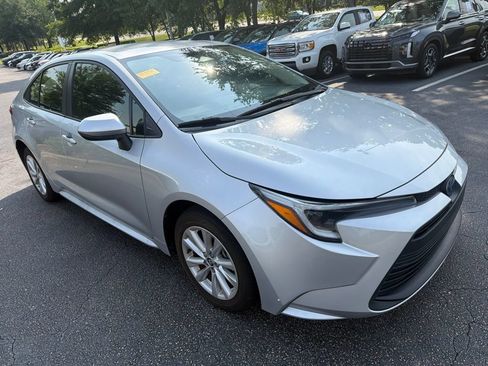 Used 2025 Toyota Corolla LE w/ LE Premium Package FWD image 4