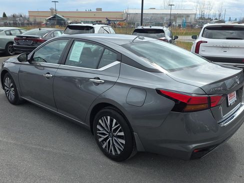Used 2023 Nissan Altima 2.5 SV image 3