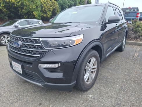 Used 2022 Ford Explorer XLT w/ Equipment Group 202A image 3