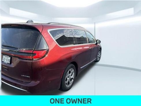 Used 2023 Chrysler Pacifica Limited w/ Uconnect Theater Family Group FWD image 3