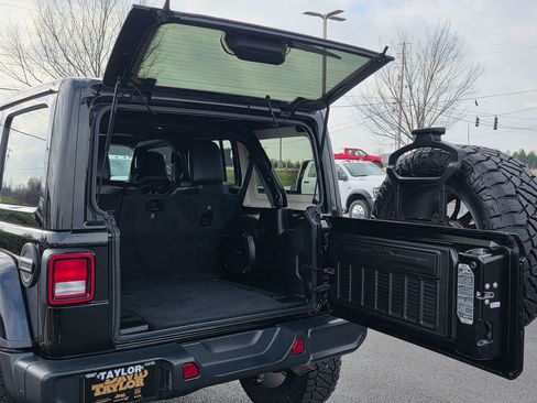 Used 2019 Jeep Wrangler Unlimited Sahara w/ Uconnect 4C Nav & Sound Group image 33