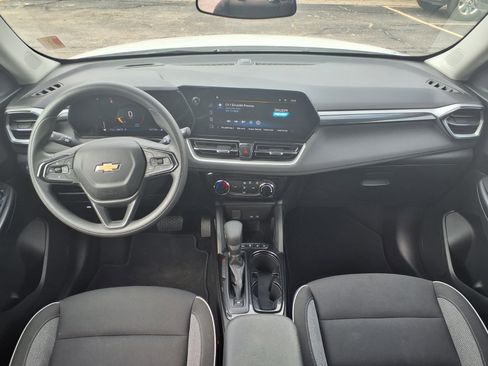 Used 2025 Chevrolet TrailBlazer LT image 3