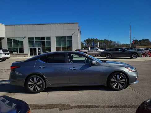 Used 2021 Nissan Altima 2.5 SV w/ SV Premium Package image 2