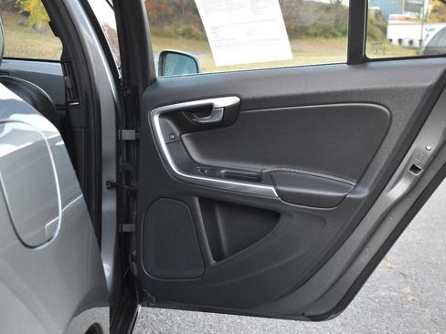 Used 2016 Volvo S60 T5 R-Design image 12