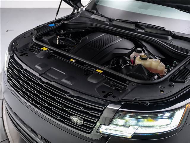 Used 2025 Land Rover Range Rover SE AWD/4WD image 10