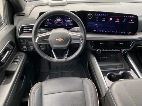 Used 2025 Chevrolet Suburban Premier RWD image 18