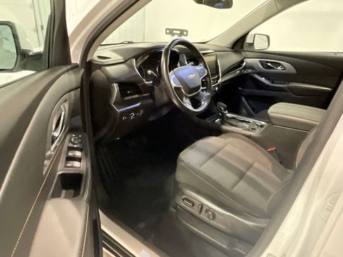 Used 2021 Chevrolet Traverse LT image 18