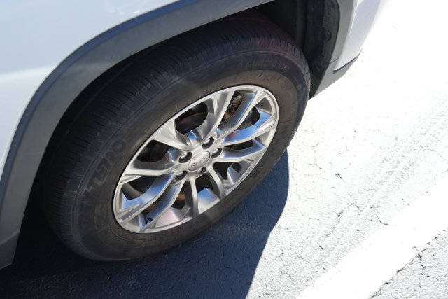 Used 2019 Jeep Cherokee Latitude Plus w/ Cold Weather Group AWD/4WD image 26
