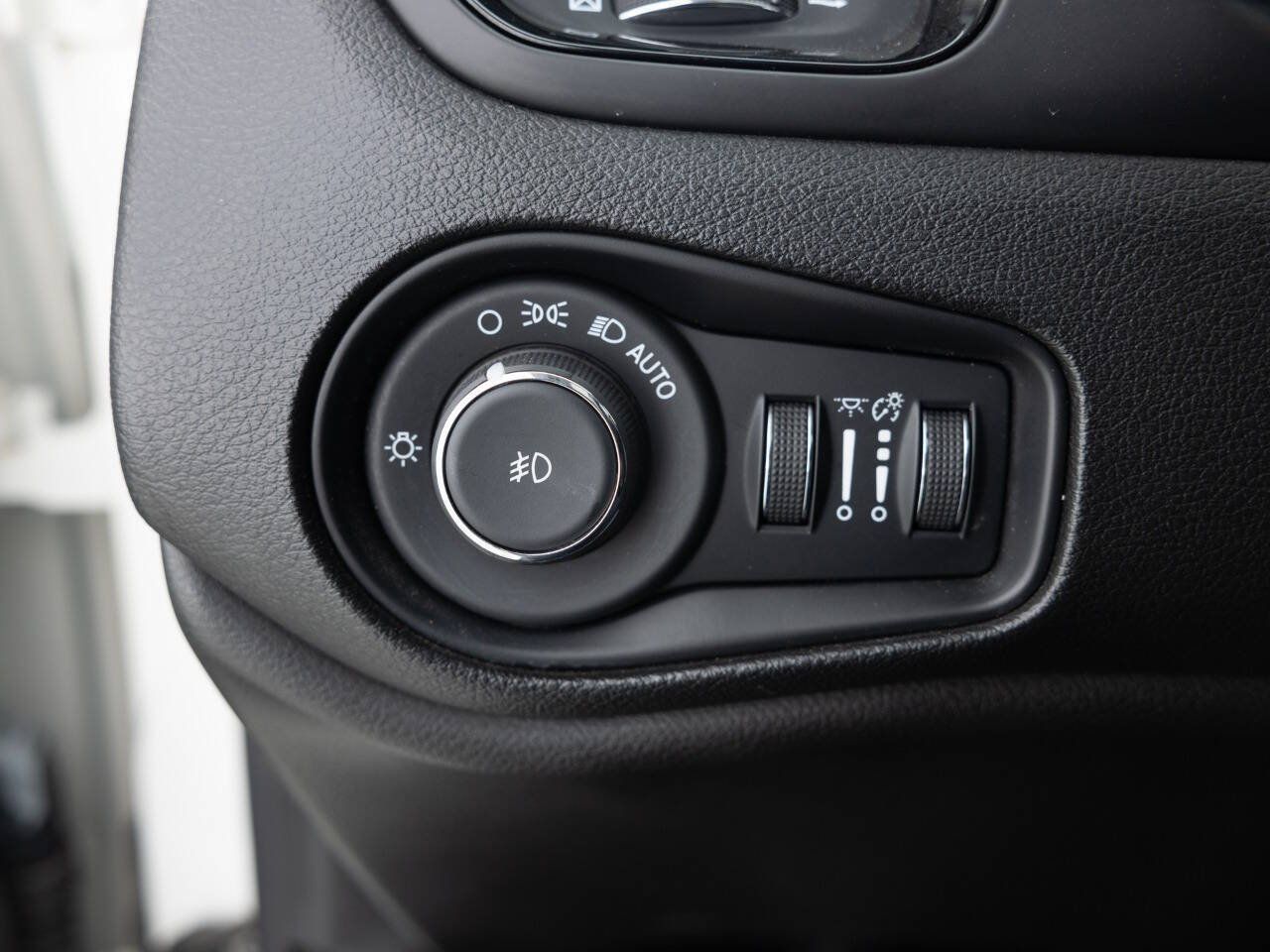 Used 2018 Jeep Renegade Altitude w/ UConnect 8.4 Nav Group AWD/4WD image 37