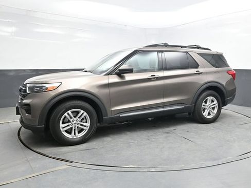 Used 2021 Ford Explorer XLT AWD/4WD image 3