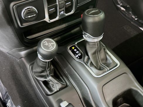 Used 2025 Jeep Gladiator Sport AWD/4WD image 21