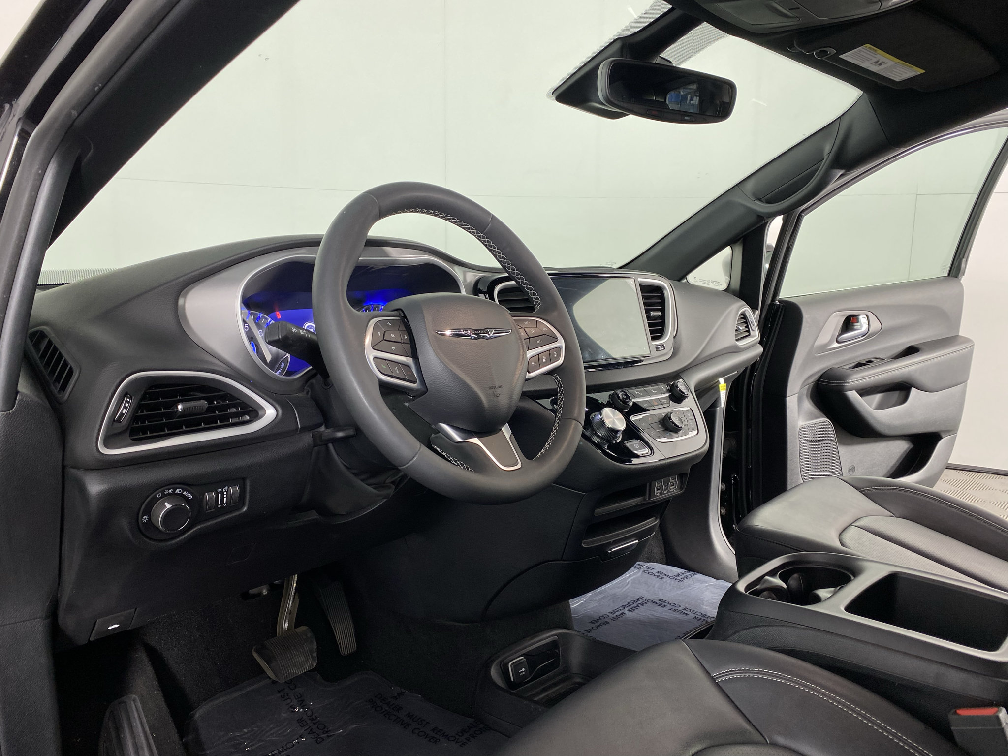 Used 2025 Chrysler Voyager LX FWD image 12